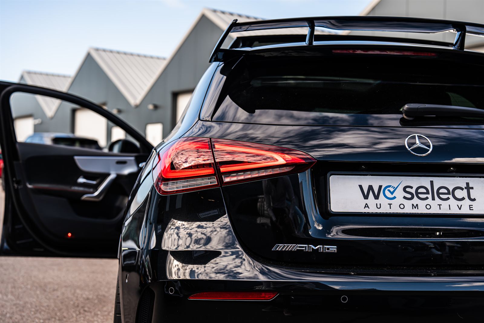 Mercedes-AMG met We Select-kenteken voor het pand