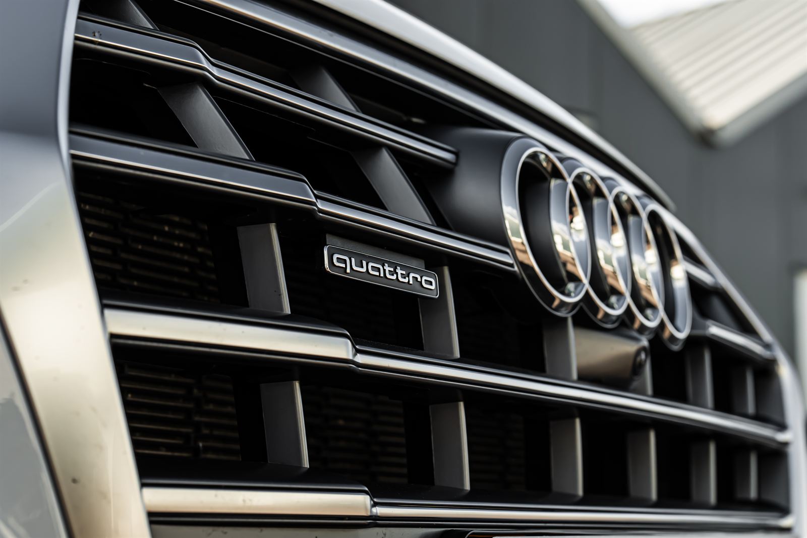 Grille van een Audi met quattro-logo