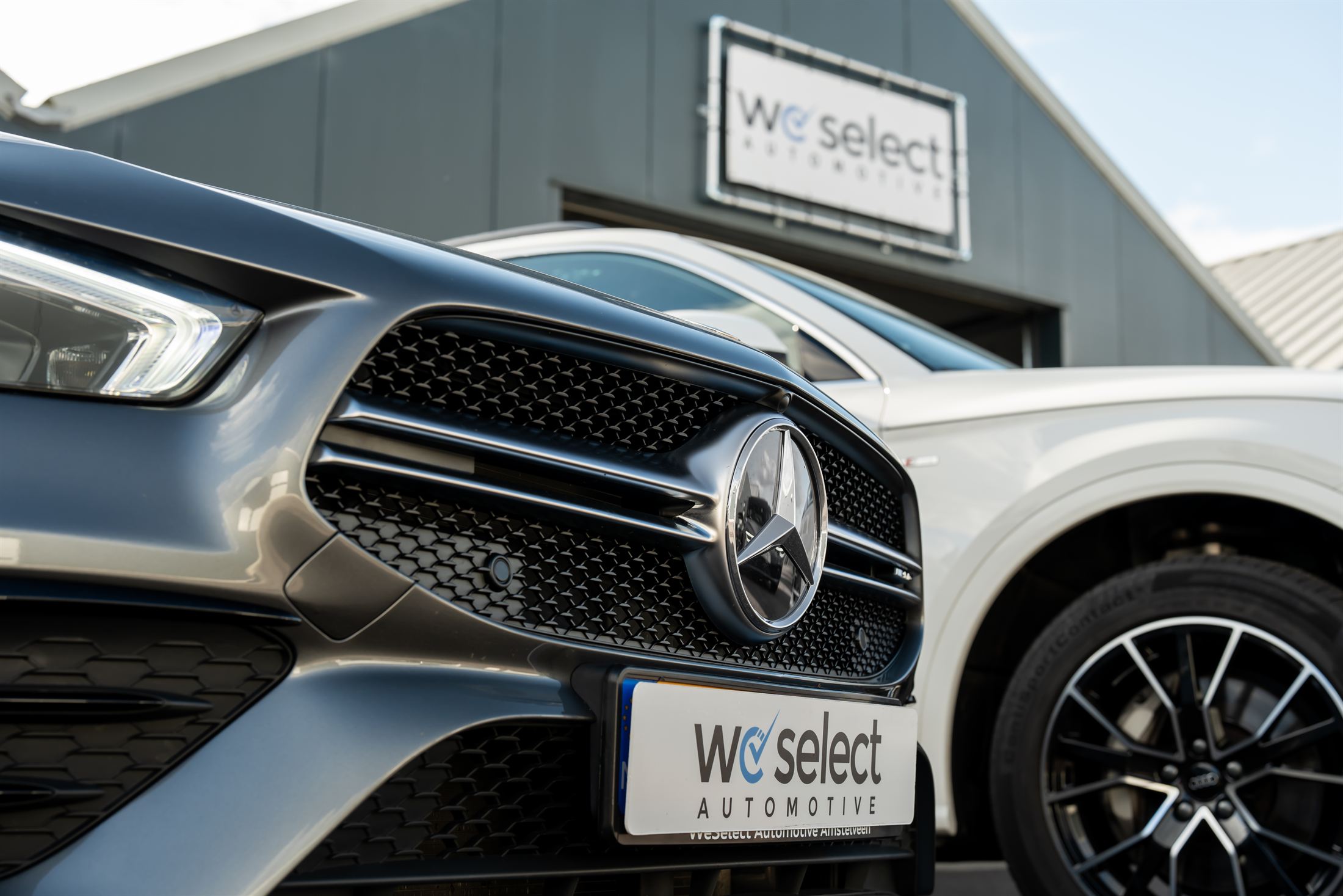 Grille van een Mercedes met We Select-kenteken