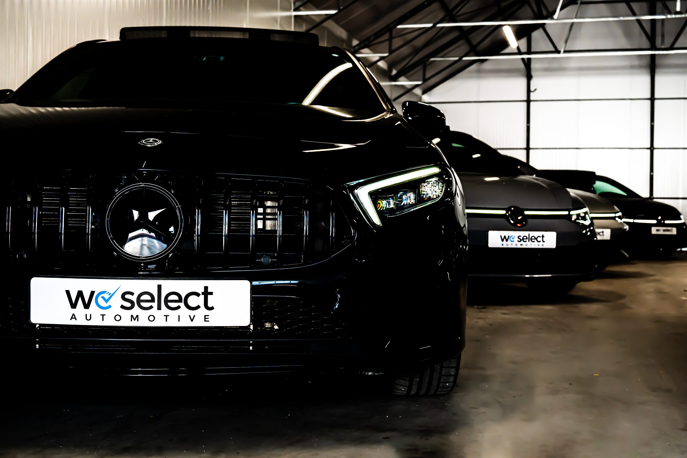 Zwarte Mercedes in de showroom van We Select