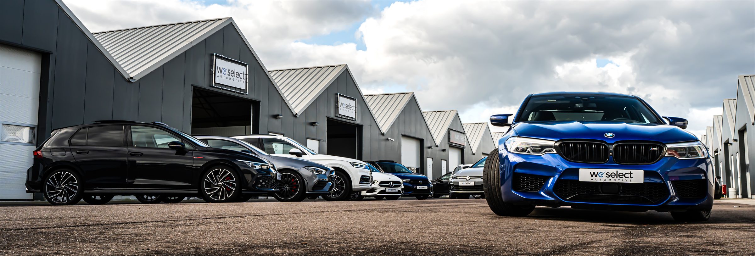 Blauwe BMW op het terrein van We Select Automotive