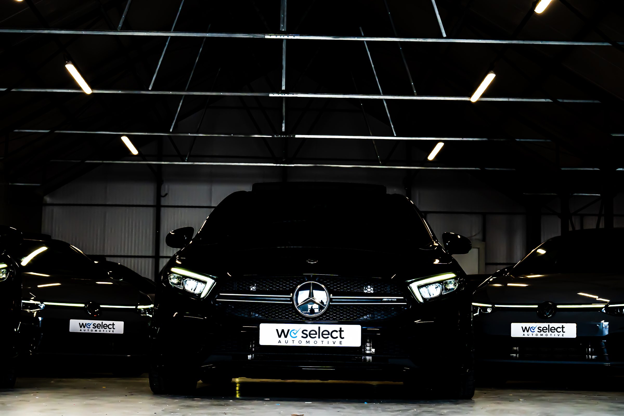Auto's in de showroom van We Select Automotive